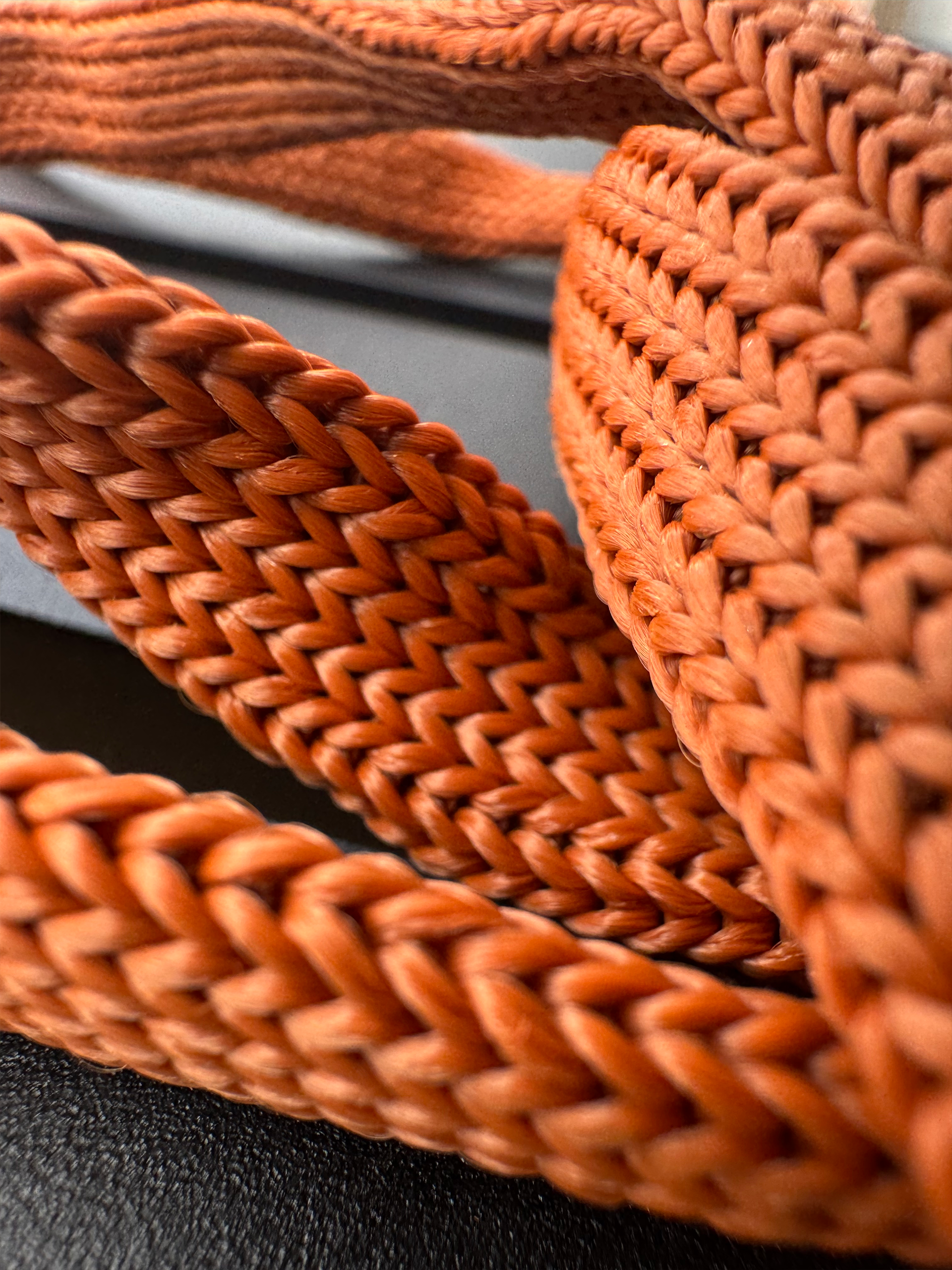 Detalhe de cordas e tricôs náuticos em terracota